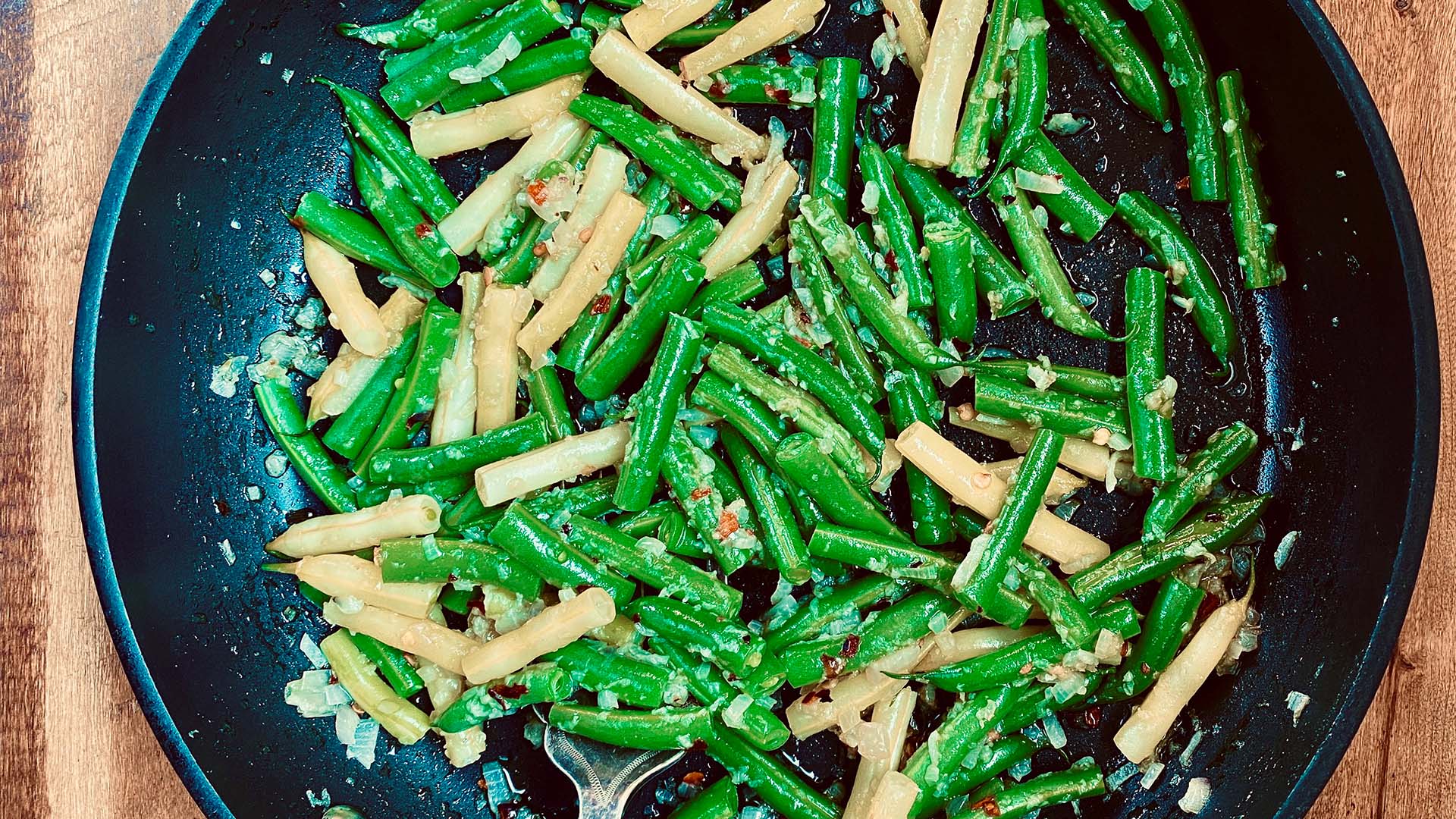 Simple sautéed green beans with shallots and garlic