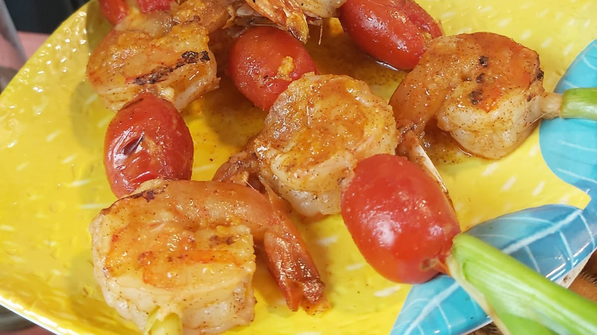 Mango barbecue-shrimps on lemongrass skewers